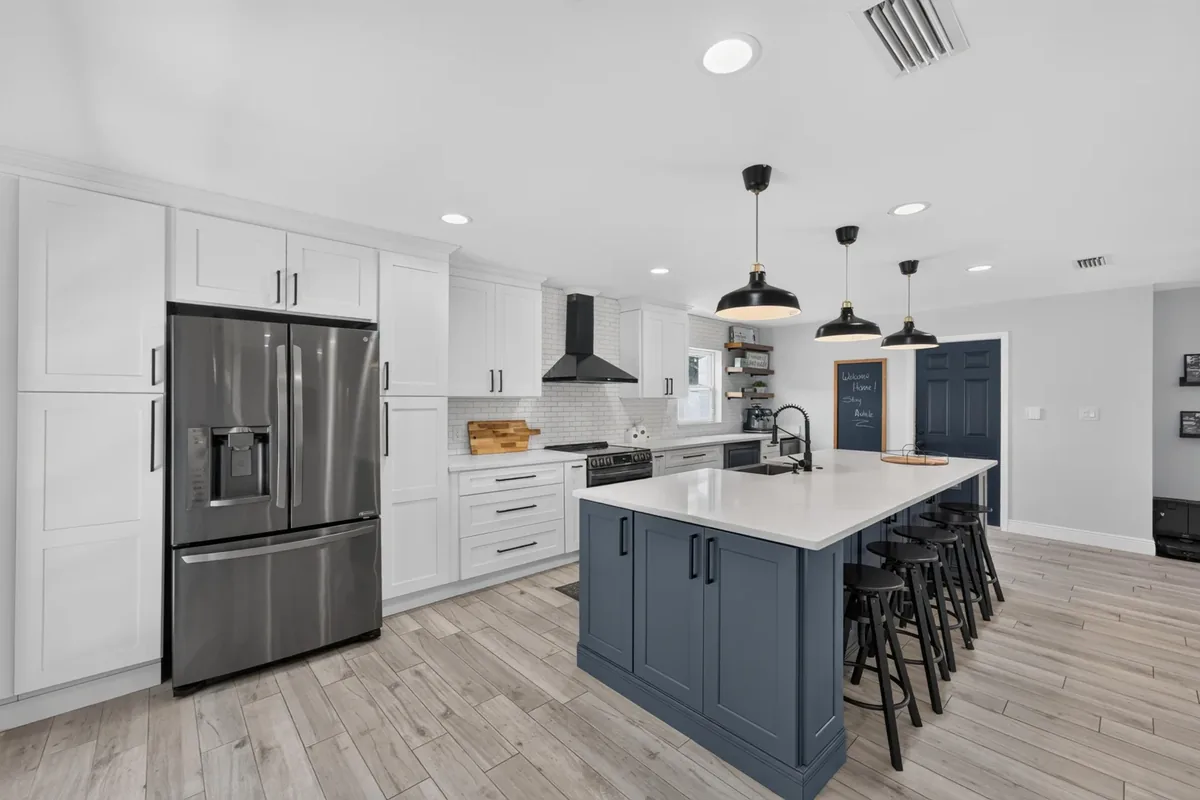 Kitchen and breakfast bar